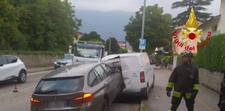 Piovene Rocchette, Vigili del fuoco soccorrono ciclista investito da un’auto che finisce contro un furgone parcheggiato Vigili del fuoco soccorrono a Piovene Rocchette ciclista investito da auto che sbatte anche contro furgone