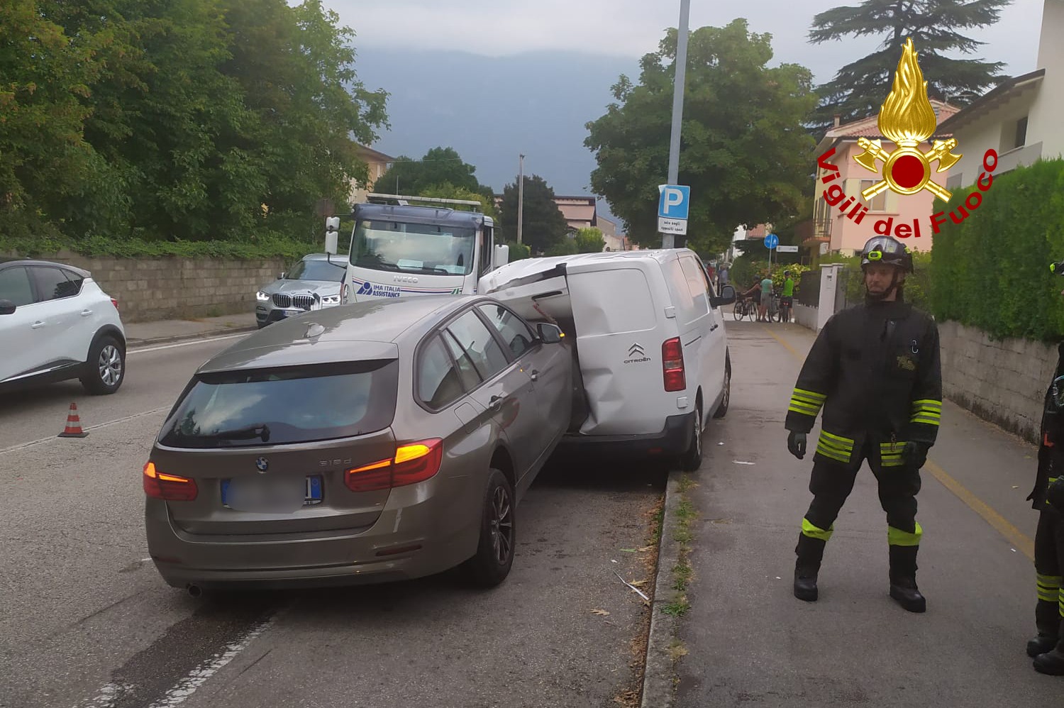 Vigili del fuoco soccorrono a Piovene Rocchette ciclista investito da auto che sbatte anche contro furgone