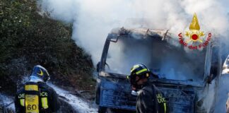 Brendola, autocarro prende fuoco: danni alle reti telefonica ed elettrica, ma nessun ferito. Fiamme spente dai vigili del fuoco autocarro in fiamme brendola