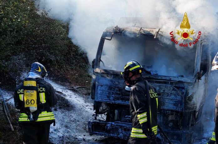 autocarro in fiamme brendola