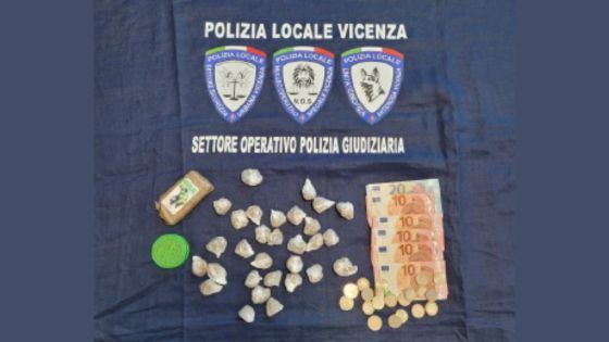 La polizia locale di Vicenza arresta un pusher in piazzale Bologna La polizia locale di Vicenza arresta un pusher in piazzale Bologna