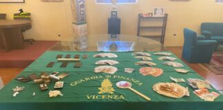 Operazione “Piazze pulite”, Guardia di Finanza e Polizia Locale di Vicenza: due arresti, sequestrate 900 dosi tra hashish e cocaina e 10mila euro piazze pulite foto droga