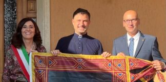 Bandiera col leone di San Marco consegnata a Paolo Andreolli vescovo in Brasile e originario di Pojana Maggiore