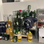 Ambulante di oli alimentari a Bassano denunciato dalla Guardia di Finanza: sequestrati 360 litri e 700 contenitori all’interno di un laboratorio