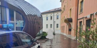 Thiene, tenta di danneggiare un portone e aggredisce agenti della PL: 22enne arrestato per resistenza e lesioni a pubblico ufficiale Arrestato 22enne a Thiene