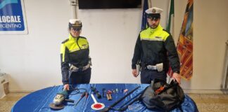 Bolzano Vicentino, alla vista di una pattuglia della polizia locale scappano abbandonando auto e attrezzi da scasso