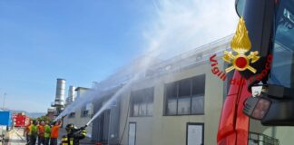 Incendio in azienda di Arzignano per lo stampaggio plastico: fiamme spente dai Vigili del fuoco. Sul posto anche Arpav Arzignano incendio azienda stampaggio plastico