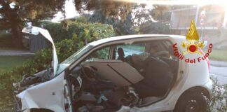 Auto contro muretto a Chiuppano, intervengono Polizia locale nordest Vicentino e Vigili del fuoco: un ferito in ospedale Auto contro muretto a Chiuppano