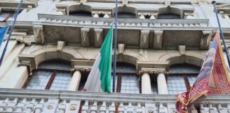 Tragedia a Mestre, rimosso il pullman precipitato: bandiere a mezz’asta. I video dei soccorsi dei Vigili del Fuoco, Zaia annulla tutti gli appuntamenti BANDIERE A MEZZ'ASTA PAL BALBI tragedia mestre