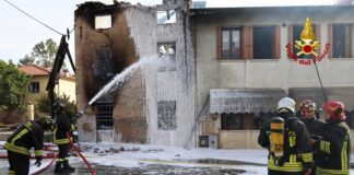 Grosso incendio a Thiene in una casa disabitata. Pompieri salvano le altre abitazioni affiancate