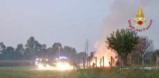 Incendio all’alba a Tezze sul Brenta, a fuoco 30 rotoballe di fieno. Pompieri stanno bonificando l’area