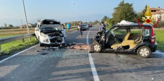 Frontale tra due auto a Caldogno, automobilista incastrato estratto dai vigili del fuoco: il video