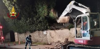 Crollo del tetto di una vecchia abitazione a Romano d’Ezzelino, Vigili del fuoco: abbattimento del muro e circolazione interrotta