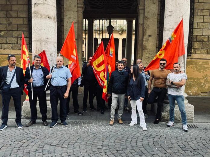 Lavoratori SVT in sciopero, presidio Usb davanti al Comune di Vicenza: al centro Massimo D'Angelo e Annarita Simone
