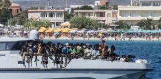 Migranti, in 180 sbarcati a Lampedusa. Sull’isola 11 corpi recuperati da ong