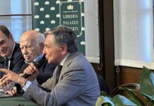 “Il grande inganno. Controstoria della Seconda Repubblica”, Paolo Cirino Pomicino a Palazzo Roberti risponde anche alle non domande del moderatore Paolo Cirino Pomicino con Luigi D'Agrò alla libreria Palazzo Roberti a Bassano