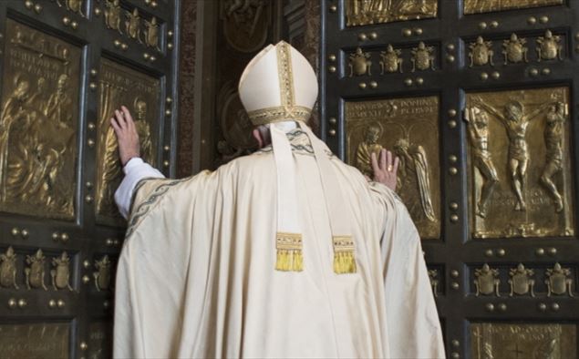 Papa Francesco apre la Porta Santa (Giubileo straordinario del 2015)