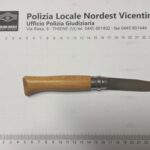 Polizia Locale Nordest Vicentino denuncia a Thiene 22enne per “porto di coltello” e lo segnala alla Prefettura di Vicenza per detenzione 4 g cocaina Polizia Locale Nordest Vicentino sequestra coltello