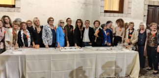 Andos Ovest Vicentino, in 240 per festeggiare i 25 anni tra sostenitori, associazioni e volontarie: le dichiarazioni delle autorità Rappresentanza di volontarie del Comitato Andos Ovest Vicentino