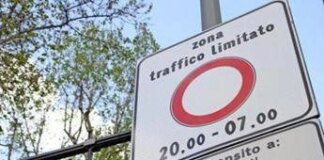 Roma, scoperti furbetti della Ztl: ecco come truccavano le targhe