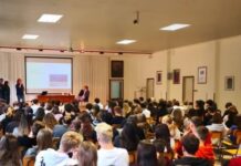 Il sindaco Possamai ha incontrato gli studenti dell’Istituto Farina di Vicenza: «Un bel momento di confronto per ascoltare le vostre esigenze» Sindaco Possamai con gli studenti dell’istituto Farina di Vicenza