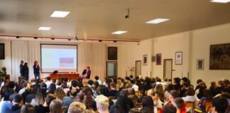 Il sindaco Possamai ha incontrato gli studenti dell’Istituto Farina di Vicenza: «Un bel momento di confronto per ascoltare le vostre esigenze» Sindaco Possamai con gli studenti dell’istituto Farina di Vicenza