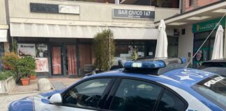 Agenti circondati ed aggrediti da gestore ed avventori ubriachi, il Questore Sartori chiude bar in Viale della Pace a Vicenza agenti polizia chiusura bar 127