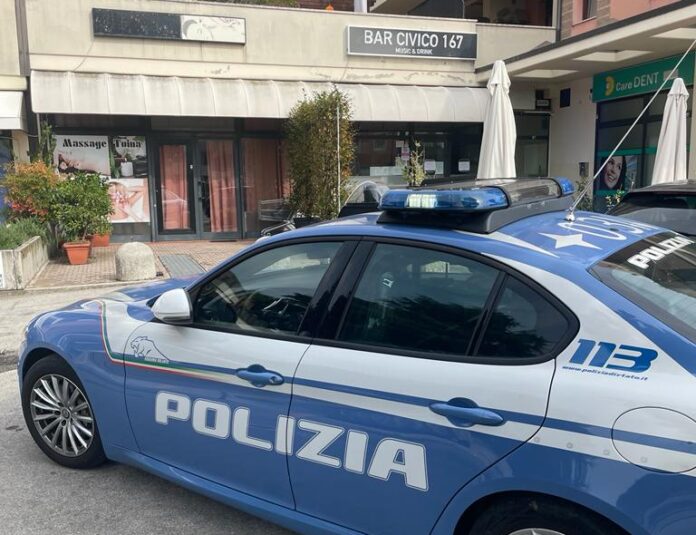 agenti polizia chiusura bar 127