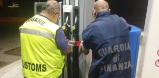 Distributore di carburante denunciato da Finanza e Dogana di Vicenza: sequestrati circa 8 mila litri di gasolio non conforme gdf carburante