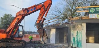 Ex chiosco davanti alla stazione ferroviaria di Vicenza, iniziata la demolizione. Spiller e Baldinato: “Risolta vicenda dopo 25 anni” ex chiosco