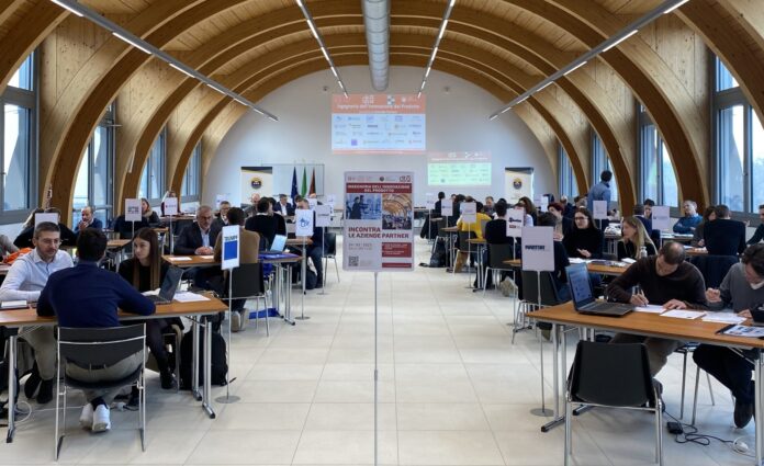 speed interview degli studenti di ingegneria dell'innovazione de prodotto con le aziende partner