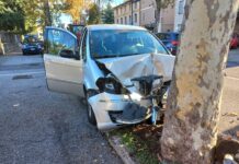 Donna perde il controllo dell’auto e si schianta contro un platano a Thiene: portata all’ospedale civile di Santorso