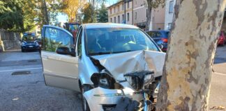 Donna perde il controllo dell’auto e si schianta contro un platano a Thiene: portata all’ospedale civile di Santorso