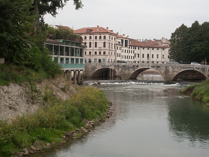 Veduta su Ponte Pusterla, uno dei ponti storici di Vicenza
