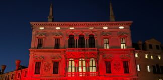Violenza sulle Donne e Giulia Cecchettin, Palazzo Balbi illuminato di rosso e sedia “Posto occupato”. Il piano di Zaia e Lanzarin