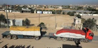 Gaza, camion con gli aiuti umanitari entrano dal valico di Kerem Shalom