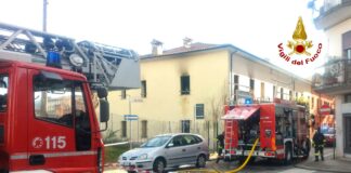 Incendio alle case popolari in via dei Mille a Vicenza, 61enne attaccato all’esterno di una porta finestra salvato dai pompieri