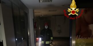 Incendio nell’ufficio del servizio vaccinazioni a Schio, intervento dei vigili del fuoco al secondo piano invaso dal fumo