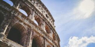 Incide iniziali sul Colosseo, turista ucraino denunciato e sanzionato