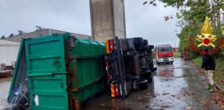 Incidente sul lavoro a Cassola, si ribalta un camion in una azienda metallurgica: ferito l’autista Incidente sul lavoro a Cassola