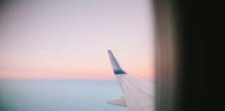 Panico su volo per Melbourne: passeggero apre portellone d’emergenza e cammina sull’ala