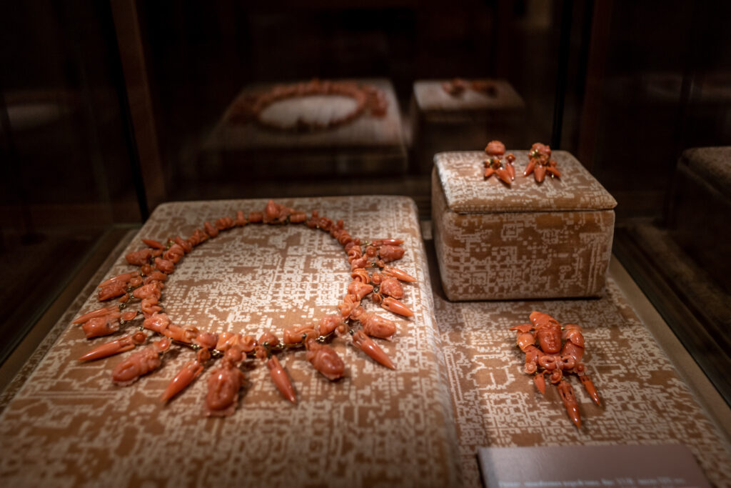 Parure in corallo esposta all'interno del museo del Gioiello di Vicenza