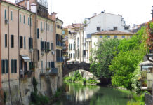 Tentato suicidio di una ragazza su Ponte San Leonardo a Padova. Direttore, cosa avrebbe fatto al posto mio? Ponte San Leonardo a Padova (Da Wikipedia, Panoramio)