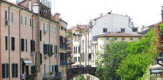 Tentato suicidio di una ragazza su Ponte San Leonardo a Padova. Direttore, cosa avrebbe fatto al posto mio? Ponte San Leonardo a Padova (Da Wikipedia, Panoramio)