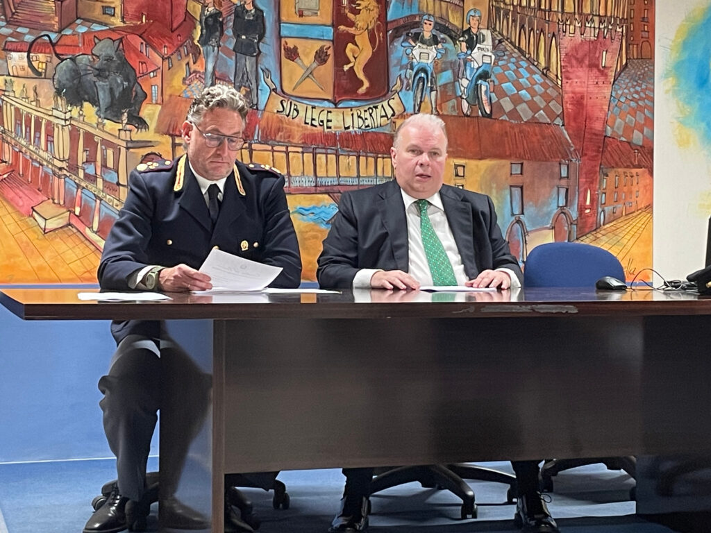 Dirigente Digos David De Leo e Questore di Vicenza Paolo Sartori in conferenza stampa