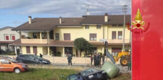 San Pietro in Gu’, rotoballa cade da carro e provoca incidente stradale: ferita una donna rotoballa