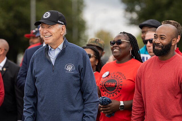 Joe Biden con i metalmeccanici dell'UAW in sciopero