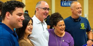 Il nuovo contratto dello UAW (United Auto Workers) con Ford, General Motors e Stellantis: vittoria per tutti i sindacati negli USA? Shawn Fain in una foto dopo Il nuovo contratto dello UAW (United Auto Workers) con Ford, General Motors e Stellantis