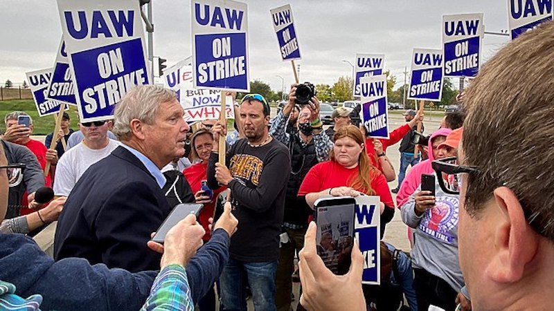 Il segretario del Dipartimento dell'Agricoltura degli Stati Uniti USDA, Tom Vilsack, con uomini e donne di United Auto Workers (20 ottobre 2021. USDA Photo Media di Lance Cheung