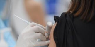 Vaccini, esperti: “L’assistente sanitario è figura decisiva per la somministrazione”